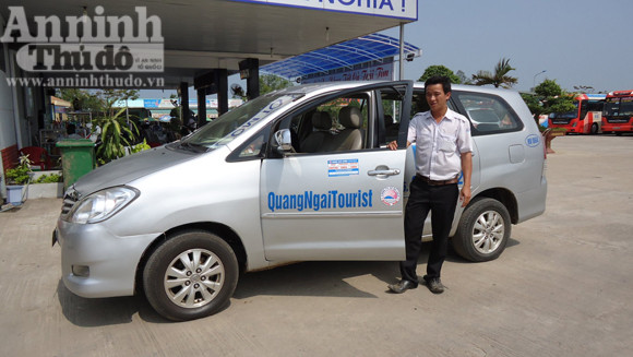 Tài xế taxi nhanh trí thoát khỏi lưỡi dao tên cướp ảnh 1