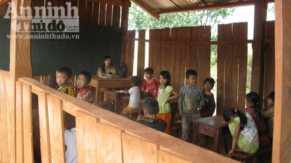 Trong khi học sinh ngồi học trên bụi và lớp học trống huếch, trống hoác