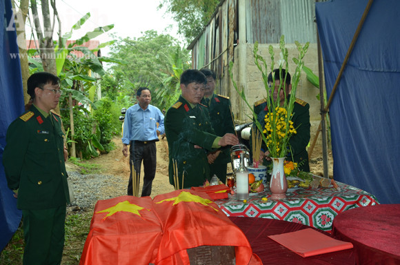 Thắp hương cho những liệt sĩ được tìm thấy