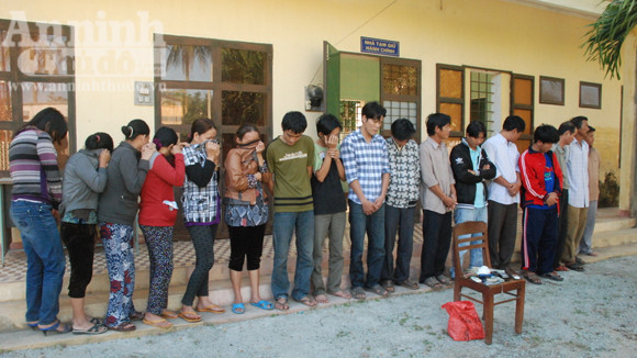 Đột kích 3 ổ đánh bạc lớn, tạm giữ hàng trăm triệu đồng ảnh 1