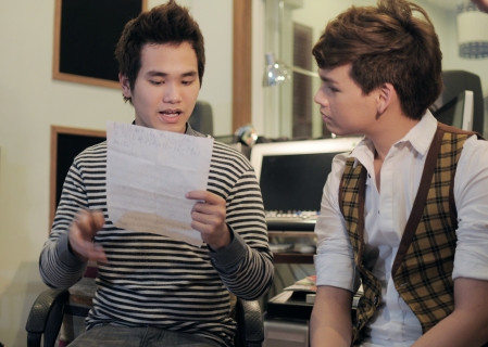 Khắc Hưng hướng dẫn Trung Quân thể hiện ca khúc "Một người tôi luôn kiếm tìm"