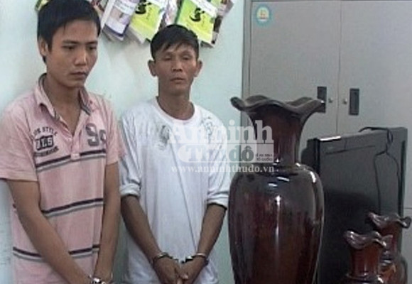 Hai đối tượng cùng tang vật được công an thu hồi