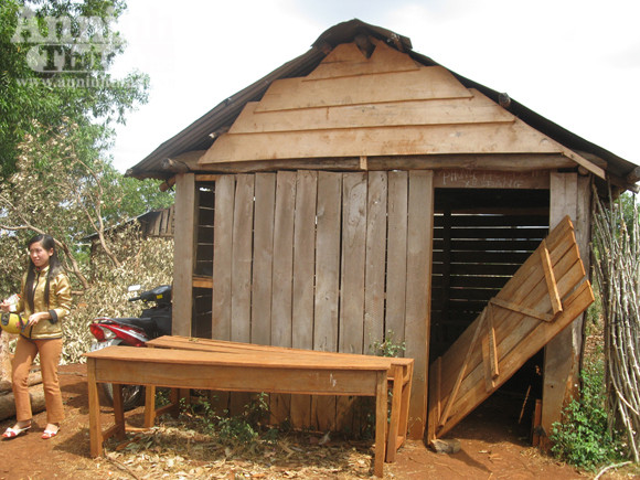 Nhà nghỉ của giáo viên Phân hiệu Trường tiểu học Lý Tự Trọng ở buôn Xê Đăng chờ sập