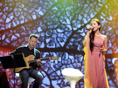 Lệ Quyên được mệnh danh "nữ hoàng nhạc xưa", trong liveshow 3, "Giấc mơ mùa thu" của Lệ Quyên được giới chuyên môn đánh giá rất cao Lệ Quyên được mệnh danh "nữ hoàng nhạc xưa", trong liveshow 3, "Giấc mơ mùa thu" của Lệ Quyên được giới chuyên môn đánh giá rất cao