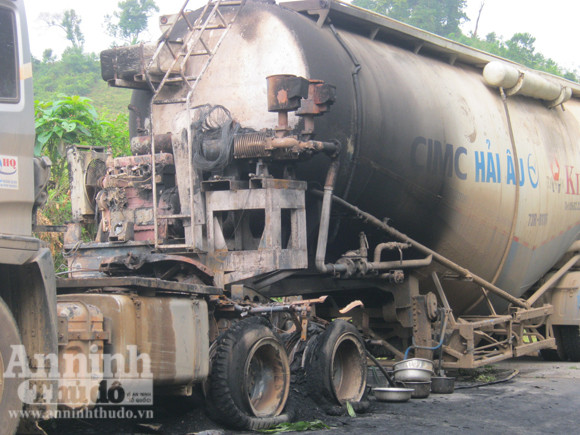 Xe đầu kéo bỗng nhiên bốc cháy khi đang đổ đèo ảnh 1