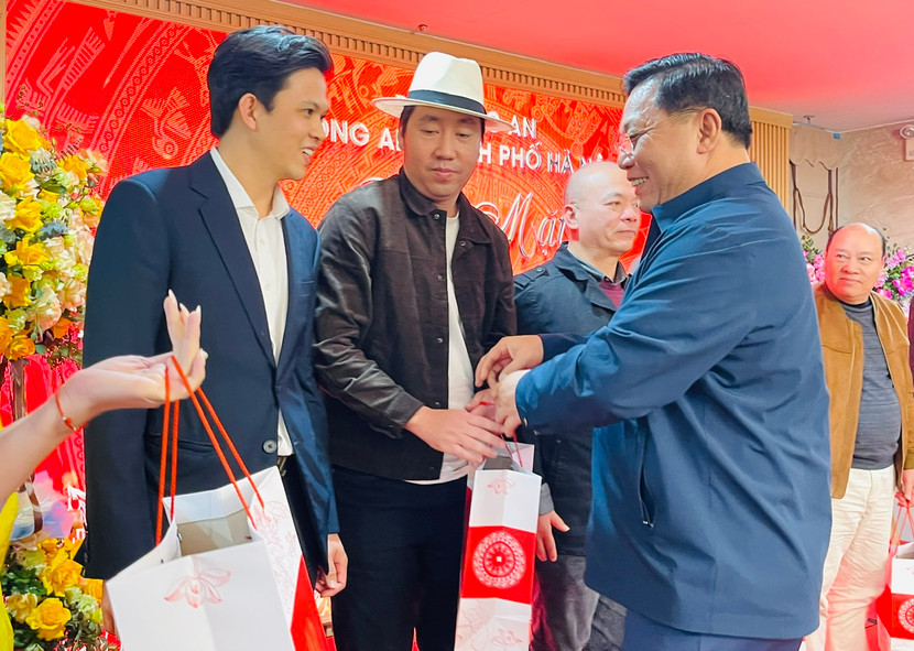 Trung tướng Nguyễn Hải Trung trao quà tri ân văn nghệ sĩ, huấn luyện viên đã luôn đồng hành, khích lệ và góp phần tạo nên những thành tích ấn tượng của lực lượng Công an Hà Nội trong năm 2024 Trung tướng Nguyễn Hải Trung trao quà tri ân văn nghệ sĩ, huấn luyện viên đã luôn đồng hành, khích lệ và góp phần tạo nên những thành tích ấn tượng của lực lượng Công an Hà Nội trong năm 2024