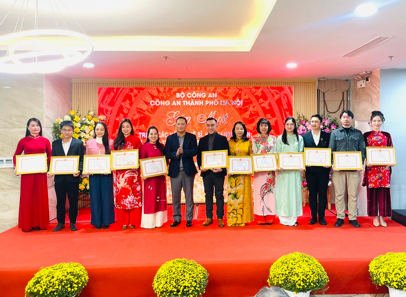 Đại tá Phạm Thanh Hùng - Phó Bí thư Đảng uỷ, Phó Giám đốc CATP Hà Nội biểu dương và tặng giấy khen cho các CBCS tại cuộc gặp gỡ Đại tá Phạm Thanh Hùng - Phó Bí thư Đảng uỷ, Phó Giám đốc CATP Hà Nội biểu dương và tặng giấy khen cho các CBCS tại cuộc gặp gỡ