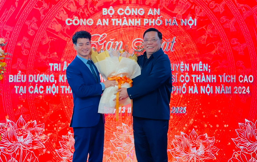 Trung tướng Nguyễn Hải Trung tặng hoa chúc mừng NSND Xuân Bắc đảm nhận cương vị trọng trách mới - Cục trưởng Cục Nghệ thuật Biểu diễn, Bộ VHTT&DL Trung tướng Nguyễn Hải Trung tặng hoa chúc mừng NSND Xuân Bắc đảm nhận cương vị trọng trách mới - Cục trưởng Cục Nghệ thuật Biểu diễn, Bộ VHTT&DL