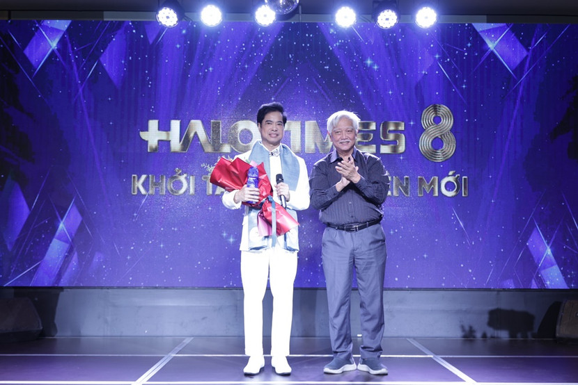 Ngọc Sơn mới đây được vinh danh “Người con đạo hiếu” tại một chương trình và được nhà sử học Dương Trung Quốc trao tặng danh hiệu