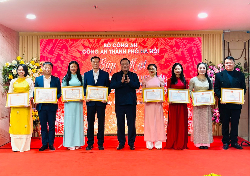 Trung tướng Nguyễn Hải Trung - Giám đốc CATP Hà Nội biểu dương và tặng giấy khen cho các CBCS, vận động viên trong lực lượng Công an Thủ đô có thành tích tiêu biểu xuất sắc trong năm 2024 Trung tướng Nguyễn Hải Trung - Giám đốc CATP Hà Nội biểu dương và tặng giấy khen cho các CBCS, vận động viên trong lực lượng Công an Thủ đô có thành tích tiêu biểu xuất sắc trong năm 2024