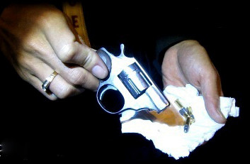 Chủ hiệu cầm đồ "lận" súng ngắn đi đêm ảnh 2 Chủ hiệu cầm đồ "lận" súng ngắn đi đêm ảnh 2