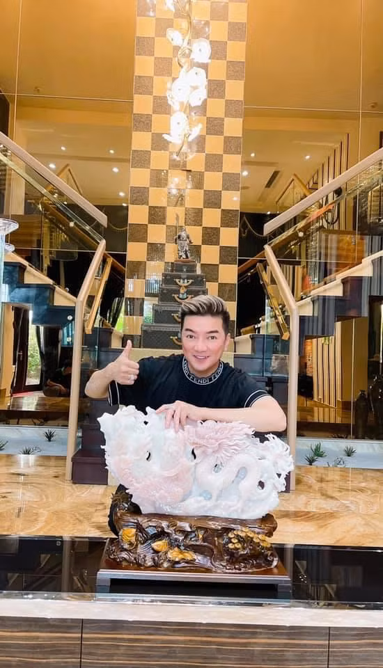 Đàm Vĩnh Hưng bán đấu giá vật phẩm phong thủy để ủng hộ công tác phòng chống dịch tại Bắc Ninh và Bắc Giang