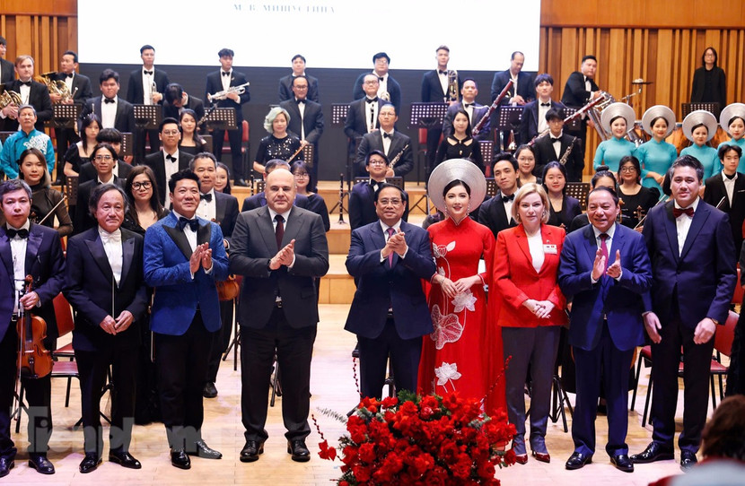 Thủ tướng Phạm Minh Chính và Thủ tướng Liên bang Nga Mikhail Mishustin tham dự chương trình nghệ thuật kỷ niệm 75 năm quan hệ Việt Nam – Liên bang Nga tại Học viện Âm nhạc Quốc gia Việt Nam (ảnh: Như Ý)