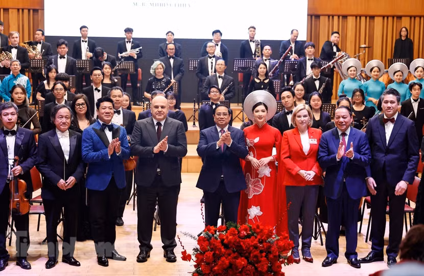 Thủ tướng Phạm Minh Chính và Thủ tướng Liên bang Nga Mikhail Mishustin tham dự chương trình nghệ thuật kỷ niệm 75 năm quan hệ Việt Nam – Liên bang Nga tại Học viện Âm nhạc Quốc gia Việt Nam (ảnh: Như Ý)