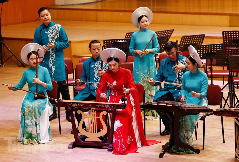 Các nghệ sĩ trình diễn trong chương trình nghệ thuật kỷ niệm 75 năm quan hệ Việt Nam – Liên bang Nga (ảnh: Như Ý)