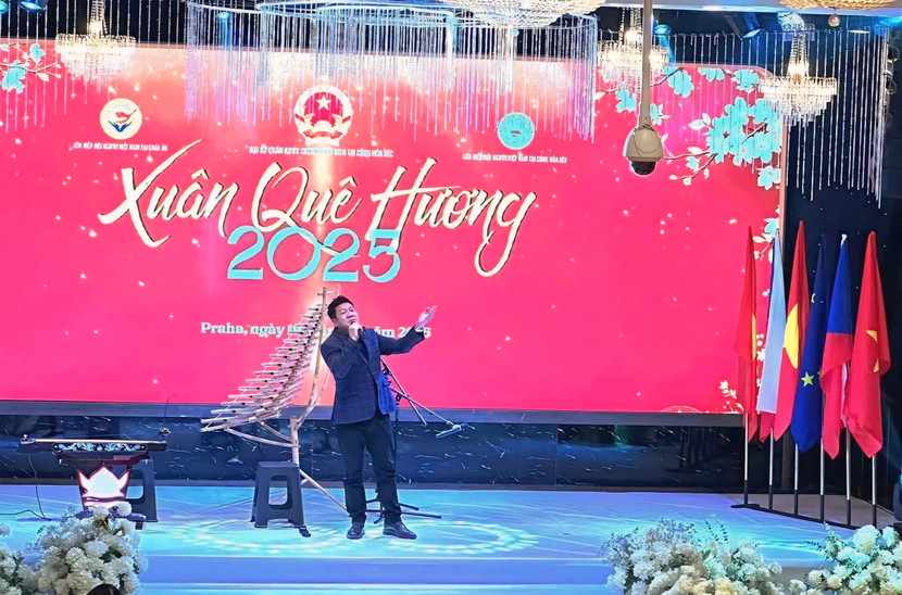 NSND Quốc Hưng hát trong chương trình "Xuân quê hương" tại Cộng hòa Séc