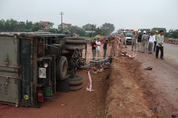 Xe tải lao thẳng vào xe máy, chồng chết vợ nguy kịch ảnh 1