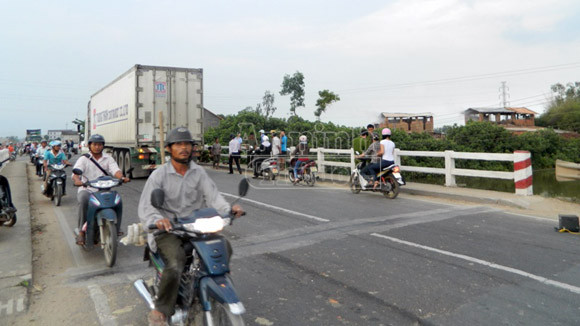 Nghi vấn nam sinh lớp 12 bị ô tô cán chết trên cầu ảnh 1