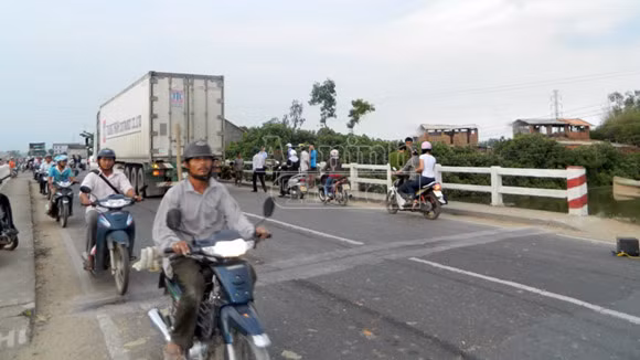 Nghi vấn nam sinh lớp 12 bị ô tô cán chết trên cầu ảnh 1