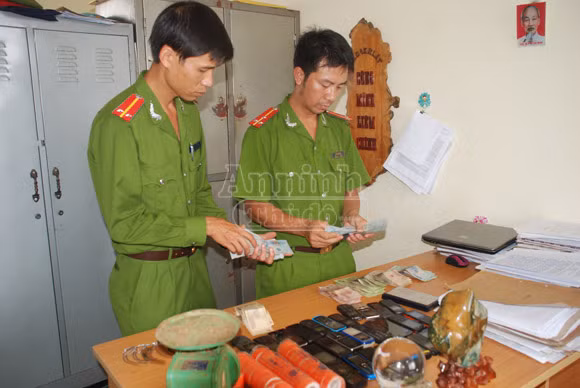 Triệt xóa sới gà lớn, bắt giữ 31 đối tượng ảnh 1