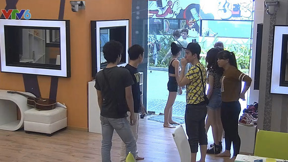 Hotboy Huỳnh Anh văng tục, dọa đánh bạn chung nhà ảnh 1