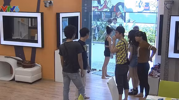 Hotboy Huỳnh Anh văng tục, dọa đánh bạn chung nhà ảnh 1