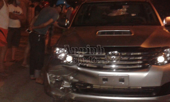 Người dân vây bắt chiếc “xe điên” gây tai nạn liên tiếp ảnh 2