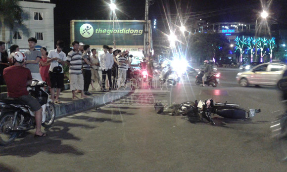 Người dân vây bắt chiếc “xe điên” gây tai nạn liên tiếp ảnh 1