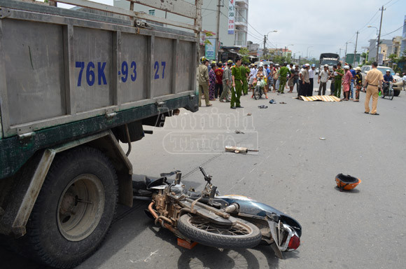 Va vào đuôi xe buýt, một thanh niên bị xe tải cán chết tại chỗ ảnh 1