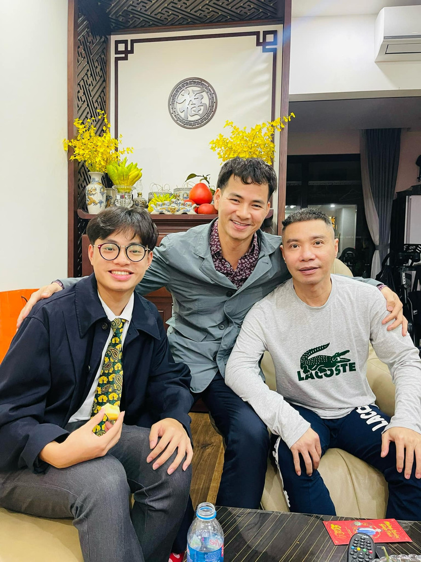 NSND Xuân Bắc cùng con trai lớn đến thăm nhà NSND Công Lý dịp đầu năm 2024