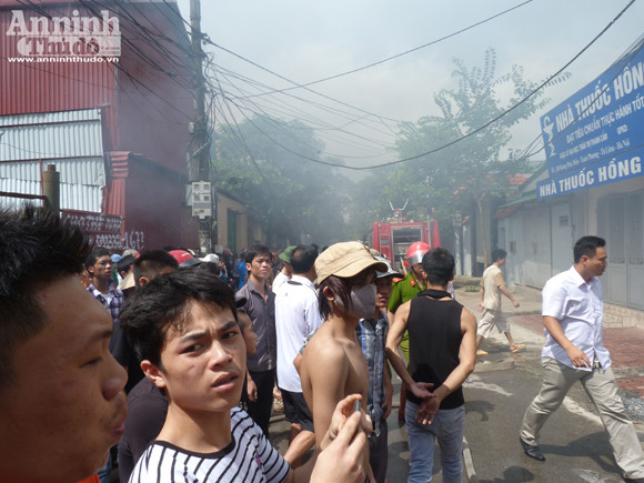 Cháy lớn thiêu rụi cả xưởng sơn ở Từ Liêm ảnh 3
