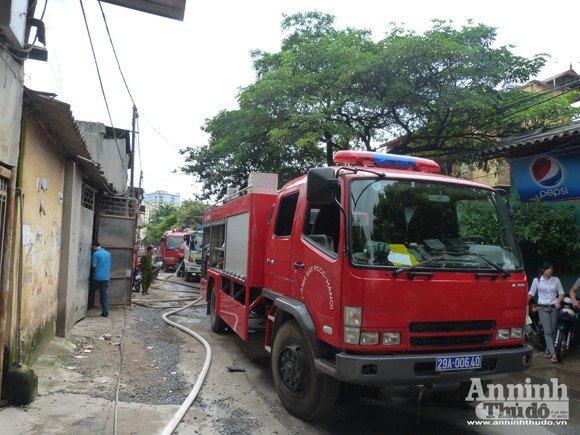 Cháy lớn thiêu rụi cả xưởng sơn ở Từ Liêm ảnh 2