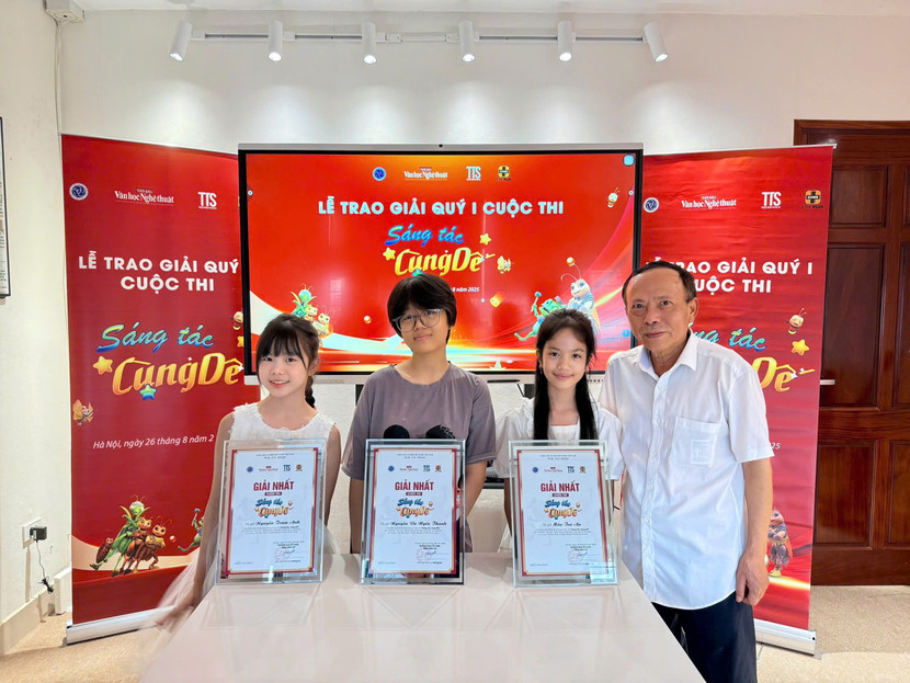 Nhà báo Hoàng Dự ông Hoàng Dự - Tổng Biên tập Thời báo Văn học Nghệ thuật cùng 3 tác giả "nhí" xuất sắc được vinh danh trong đợt trao giải Quý 1 của cuộc thi Nhà báo Hoàng Dự ông Hoàng Dự - Tổng Biên tập Thời báo Văn học Nghệ thuật cùng 3 tác giả "nhí" xuất sắc được vinh danh trong đợt trao giải Quý 1 của cuộc thi