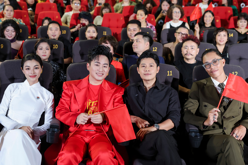 Từ trái qua: diễn viên Lan Thy, ca sĩ Tùng Dương, nhạc sĩ Nguyễn Văn Chung, đạo diễn Nguyễn Việt Dũng