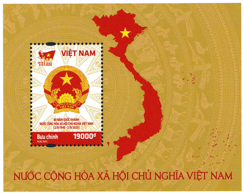 Mẫu blốc thể hiện Quốc huy nước Cộng hòa XHCN Việt Nam và bản đồ Tổ quốc Việt Nam, dải đất hình chữ S với các quần đảo Hoàng Sa, Trường Sa, Phú Quốc… như những viên ngọc lung linh giữa đại dương