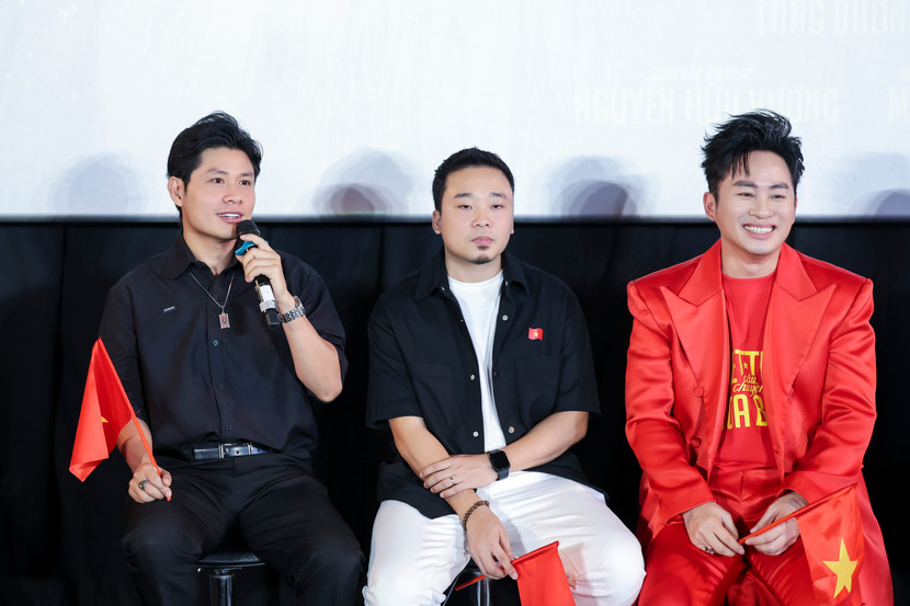 Từ trái qua: nhạc sĩ Nguyễn Văn Chung, nhạc sĩ Nguyễn Hữu Vượng, ca sĩ Tùng Dương