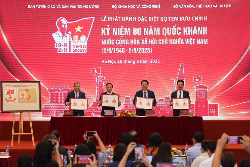 Các đại biểu thực hiện nghi thức ký bìa phát hành đặc biệt bộ tem và đóng dấu lưu niệm