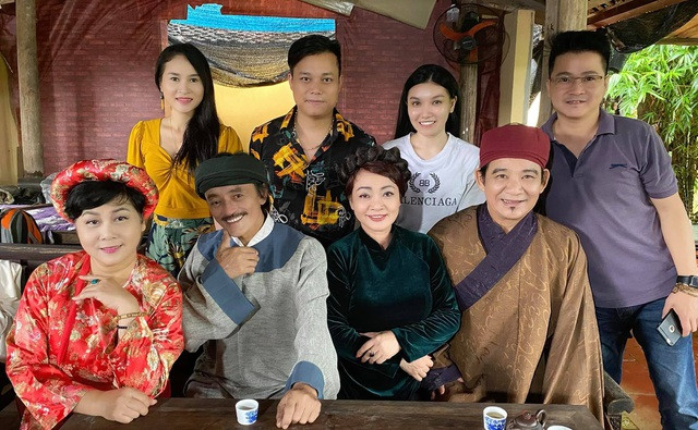 Đạo diễn Nguyễn Lớp cùng các diễn viên tham gia trong series phim "Hài hại não" Đạo diễn Nguyễn Lớp cùng các diễn viên tham gia trong series phim "Hài hại não"