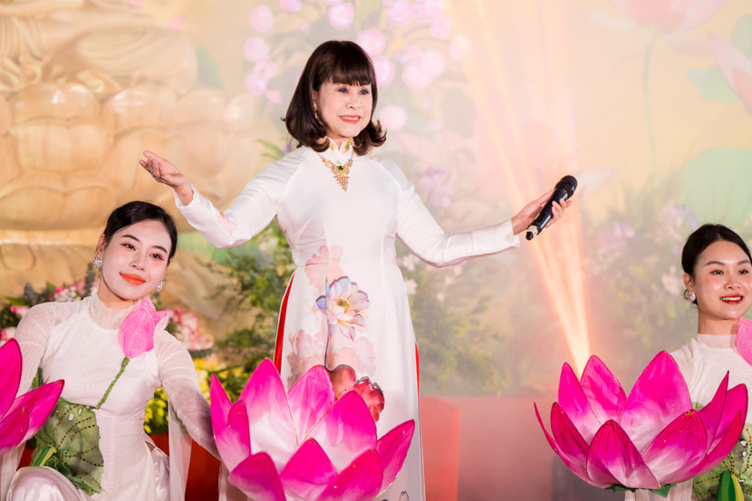 NSƯT Hồng Liên với tiết mục ngâm thơ "Về quê nội" rất ý nghĩa và phần biểu diễn ca khúc "Vui trong ánh đạo"