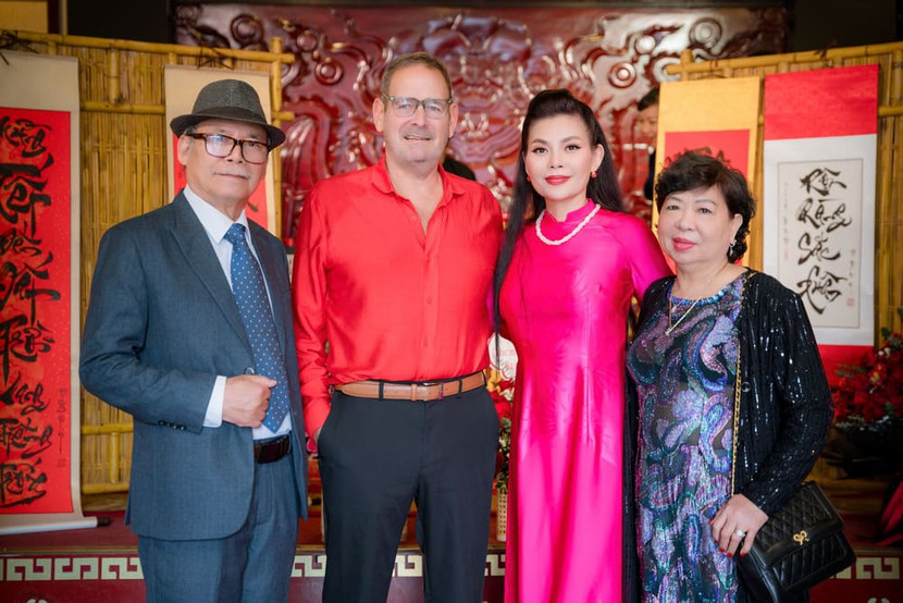 Ngọc Anh 3A cùng người thân, trong đó có bố - NSND Hoàng Khiềm và chồng Tây - doanh nhân John Gallander Ngọc Anh 3A cùng người thân, trong đó có bố - NSND Hoàng Khiềm và chồng Tây - doanh nhân John Gallander