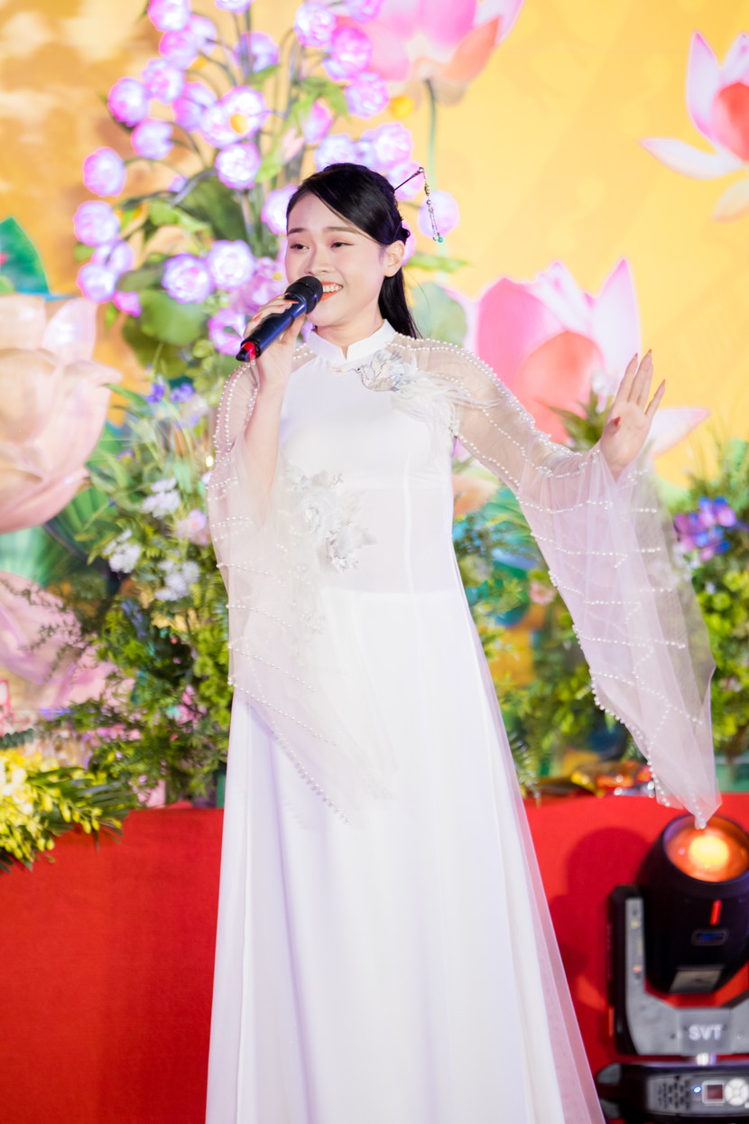 Ca sĩ Diệu Thuý mang tới phần trình diễn cảm xúc với "Quan Âm mẹ từ bi" - tác giả Xuân Trí, một ca khúc dự thi nằm trong cuộc vận động sáng tác âm nhạc "Sáng đạo trong đời".