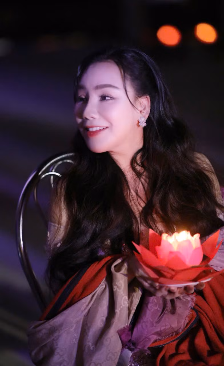 Nữ ca sĩ Hồ Quỳnh Hương hết mình cùng khán giả với những giai điệu sâu lắng. Cô thể hiện các ca khúc "Nếu một mai tôi bay lên trời", “Sống như những đoá hoa”. Những giai điệu trữ tình, thông điệp nhân văn của các bài hát như lời chào đầy cảm xúc, khép lại một đêm nghệ thuật đáng nhớ.