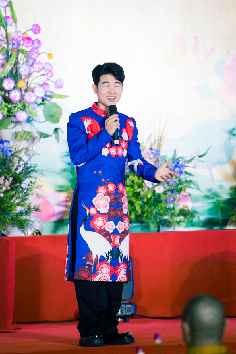 Ca sĩ Việt Tú mở màn với hai ca khúc được gửi về cuộc vận động: "Giác ngộ tâm thành" của tác giả Xuân Trí và "Lễ Phật ngày xuân" của tác giả Nguyễn Hoàng Phong.