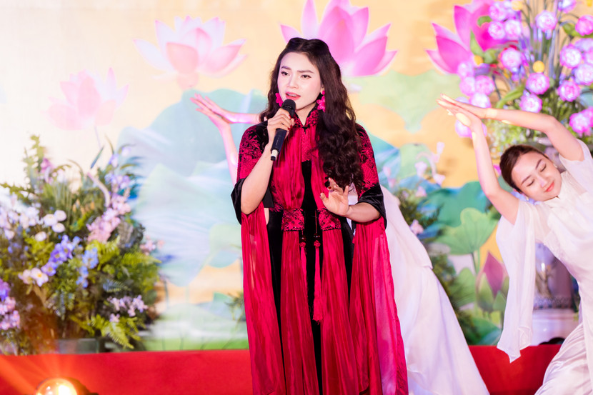 NSND Phạm Phương Thảo gây xúc động khi hát hai ca khúc "Quê hương" và "Cửa Phật"
