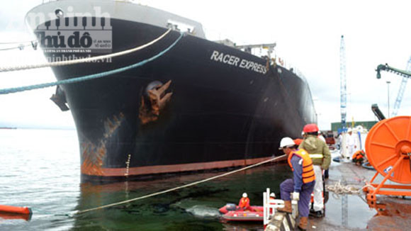 Vỡ đường ống làm 1.000 lít dầu tràn trên cảng biển Dung Quất ảnh 1