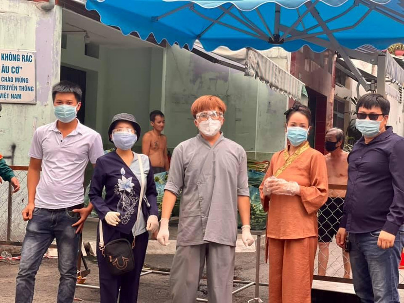 MC Đại Nghĩa, ca sĩ Nhật Kim Anh cùng bạn bè hỗ trợ rau miễn phí cho người dân