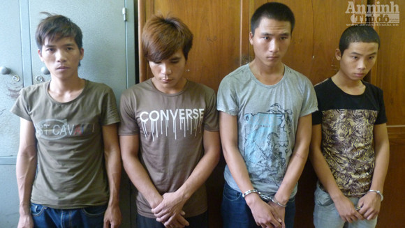 Rượu vào, đánh bảo vệ, “nện” thầy giáo, vác xẻng đuổi công an ảnh 1