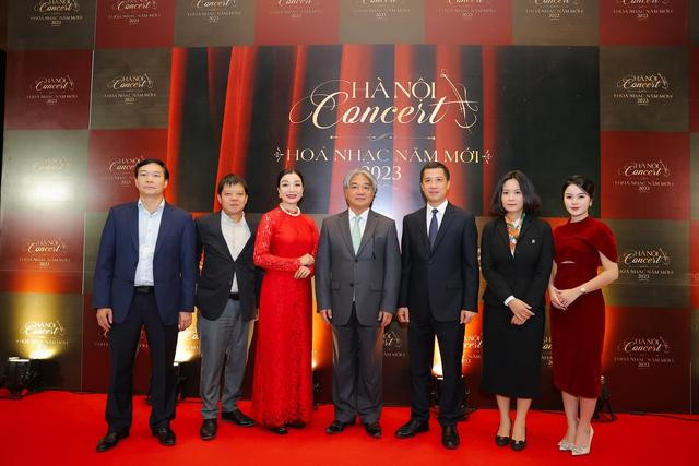 Đại diện ban tổ chức và nghệ sĩ tham gia chương trình "Hanoi concert - Hòa nhạc năm mới 2023"