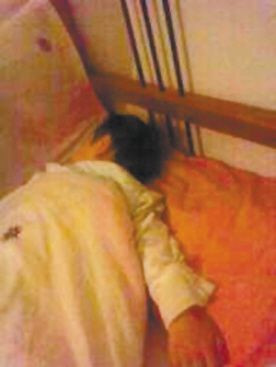 Bé trai 3 tuổi "tố" bị cô giáo đâm kim vào chỗ kín ảnh 1