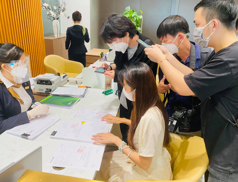 Hình ảnh Thủy Tiên đến nhận sao kê từ ngân hàng